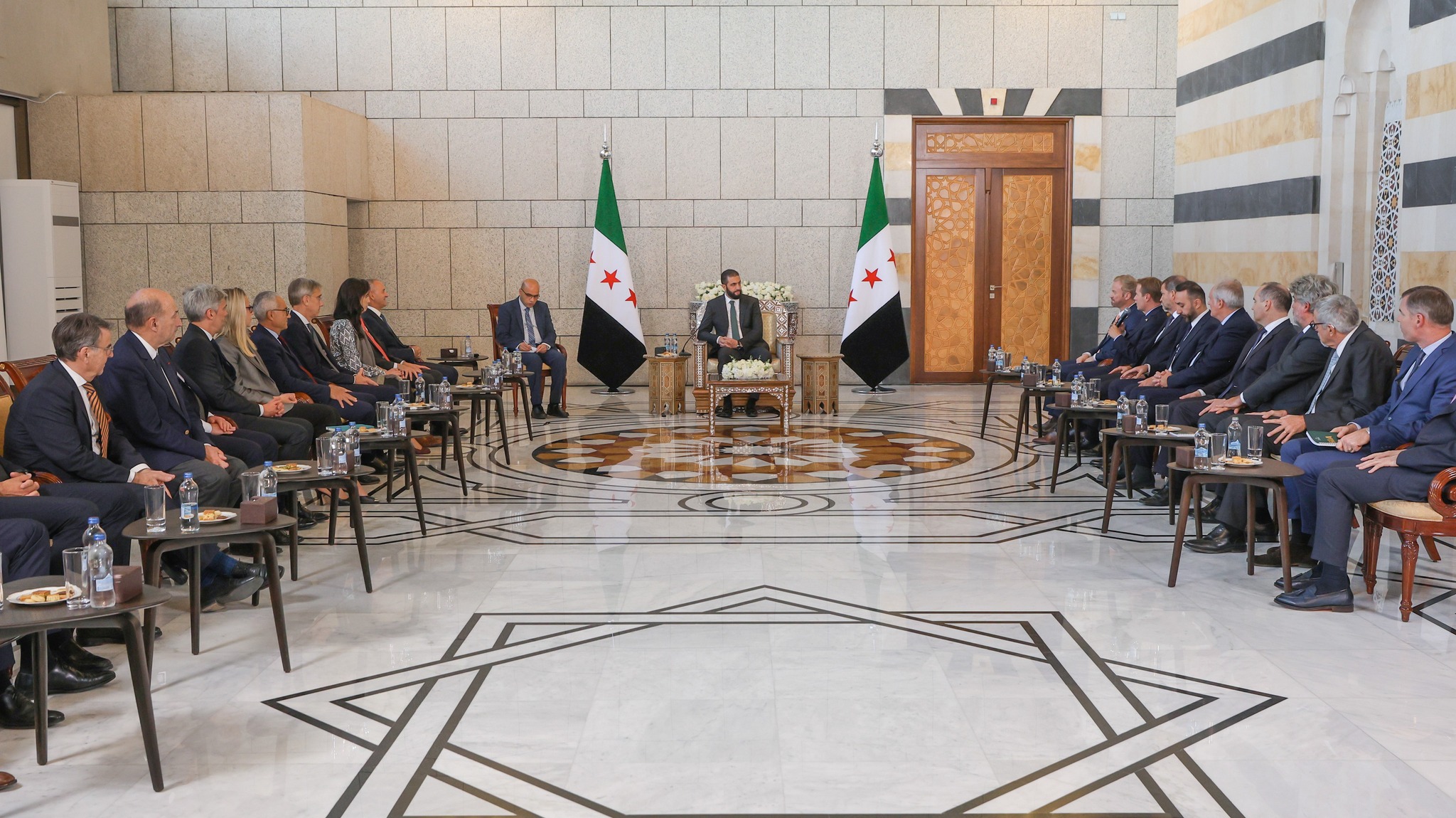 السيد الرئيس أحمد الشرع يستقبل وفدًا من رجال الأعمال والمستثمرين الفرنسيين في قصر الشعب بدمشق