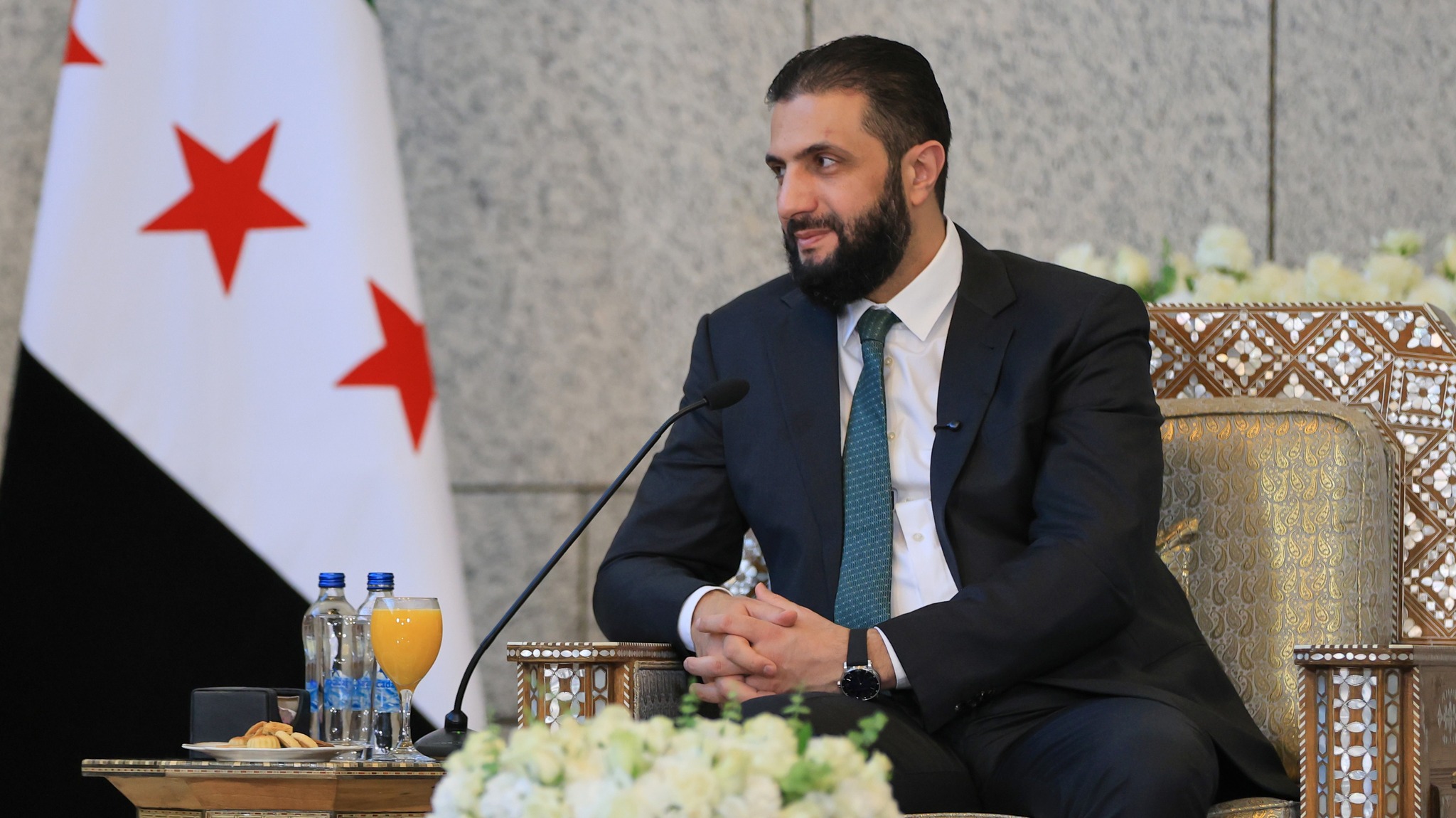 السيد الرئيس أحمد الشرع يستقبل وفدًا من رجال الأعمال والمستثمرين الفرنسيين في قصر الشعب بدمشق