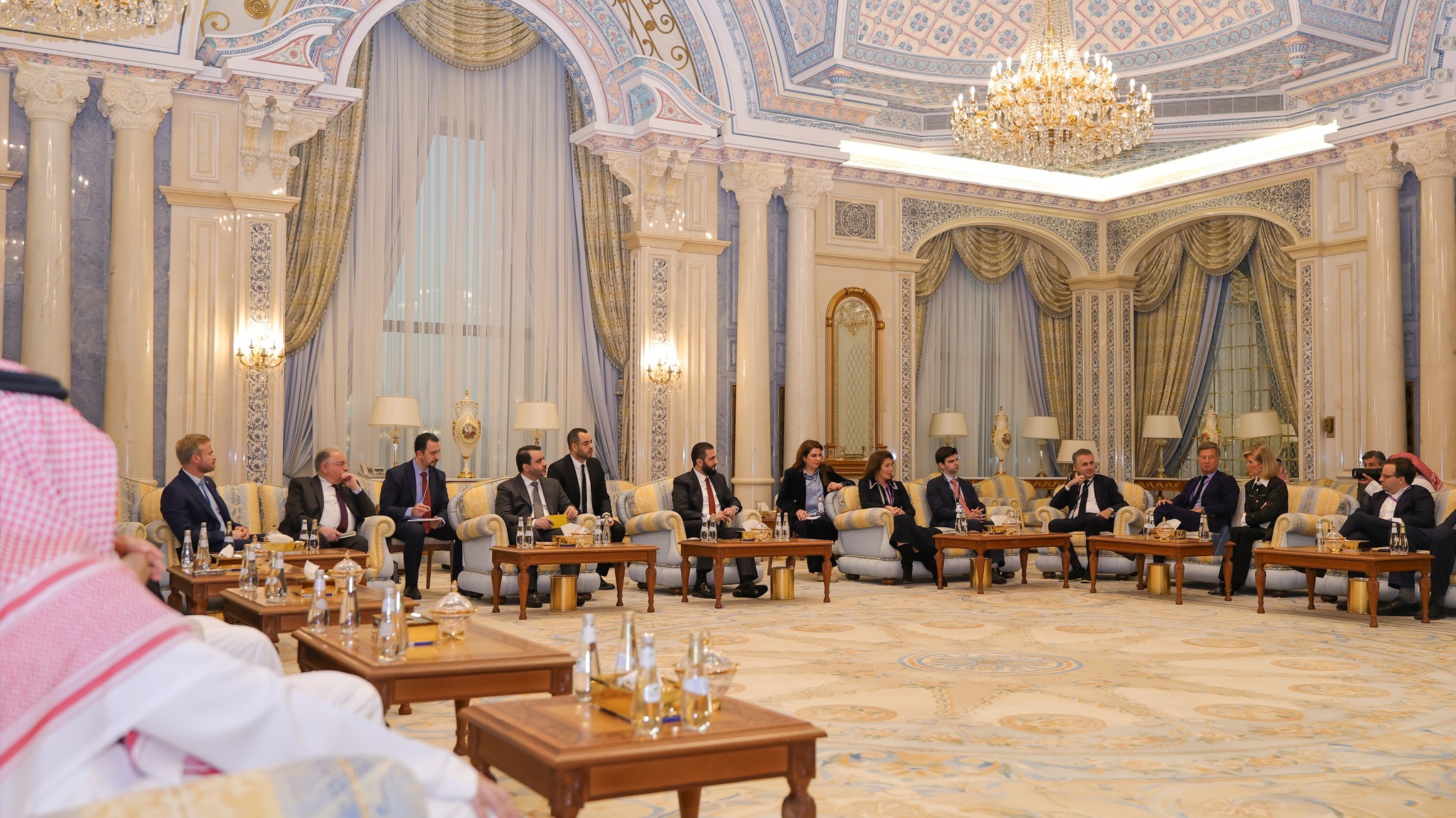 اجتماع السيد الرئيس أحمد الشرع مع عددٍ من كبار المستثمرين الدوليين في الرياض